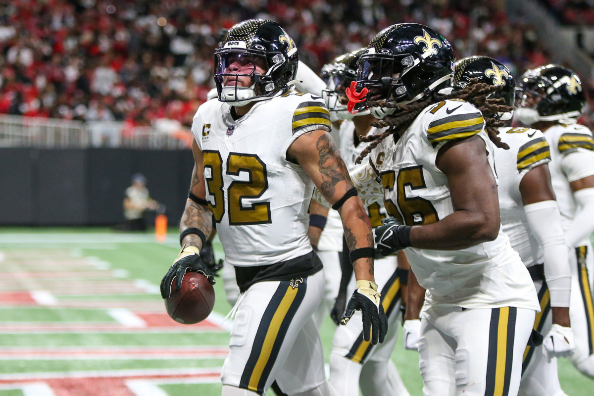 New Orleans Saints safety Tyrann Mathieu (32) celebrates with teammates after an interception